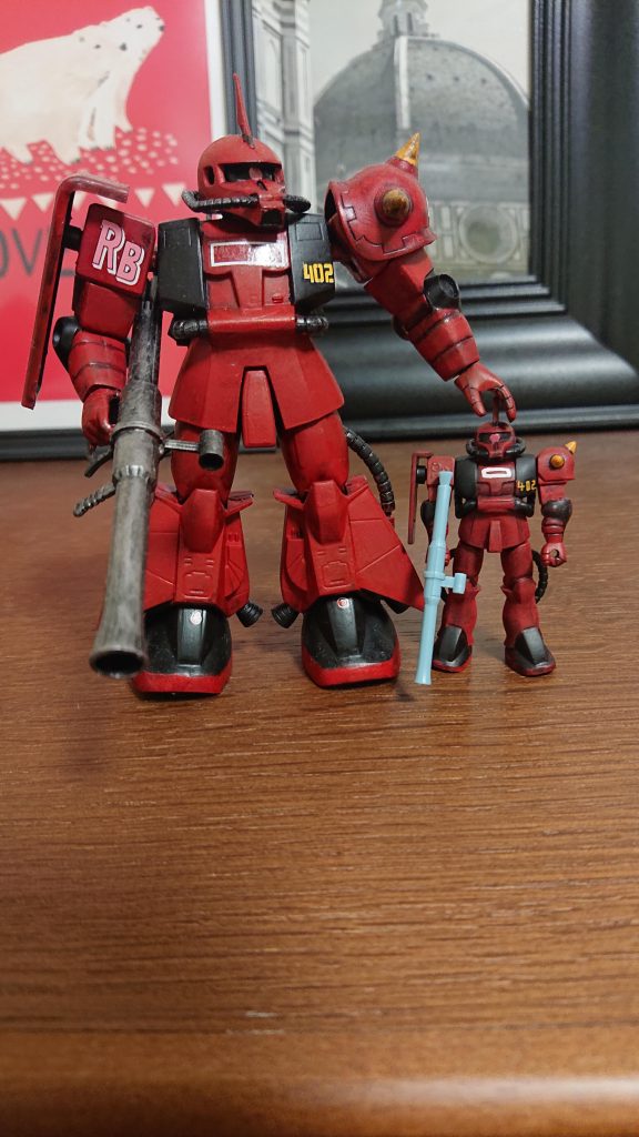 少し前に作った、1/144のジョニザクとの親子ショット。バズーカは、塗装前です。子「お父さんみたいに立派な高機動型ザクになってみせるよ！」親「マイ・サン…立派になれよ。」これ、1/288って触れ込みだけどもっと小さくないすかね？