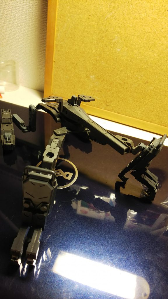 そしてスパイダードックと命名した理由がこれです!砲塔を使用する際はこのように固定形態に入り砲撃戦を行います。バトルアームを付けて弄っている際に偶然出来たモノであり、流石は同じBANDAI製品、合うもんだなぁってなりました。