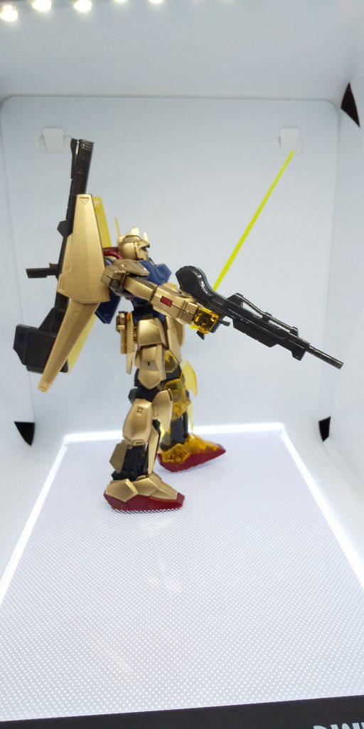 右半分はゴールド塗装です。