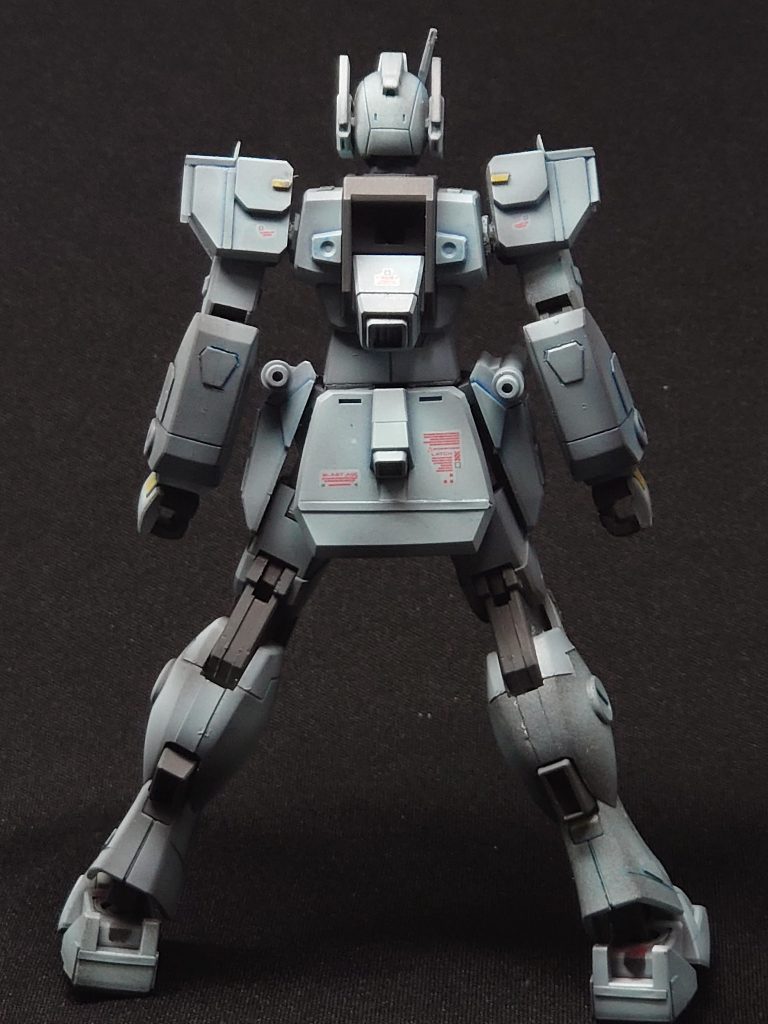 後ろ逆に肩に関しては軸をカットし短くし直して接着、肩幅を狭くしました。可動は多少狭くなりましたがそこまで問題はありませんでした。結果SEED系機体の縦にスラッと伸びたイメージにうまく改造できました。