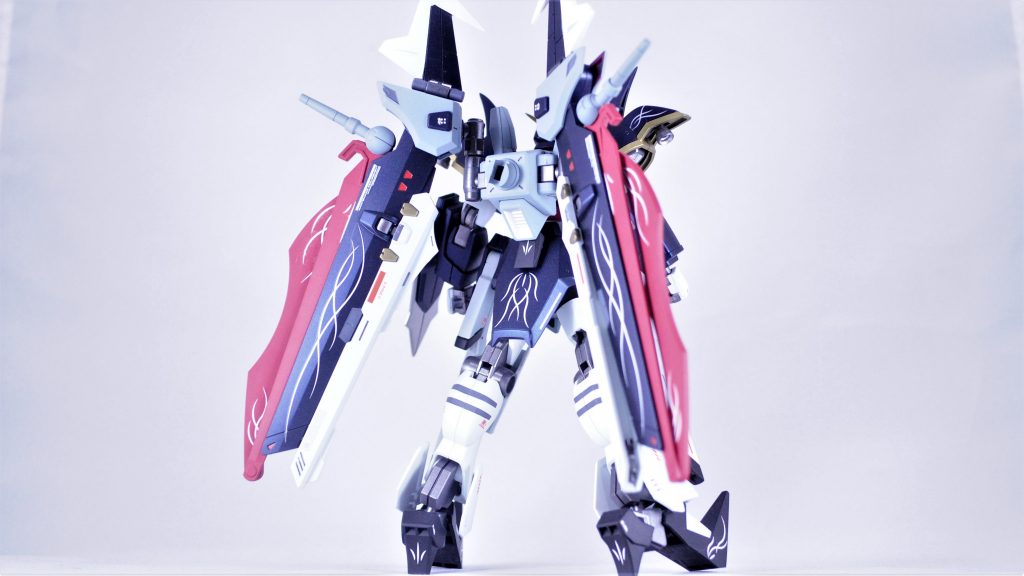 写真だとわかりづらいと思いますが、黒部分はガイアカラーの特別色「プリズムブルーブラック」をセミグロス仕上げで施工しています。光の当たり方の強弱で色味が微妙に変わりイイ感じです。