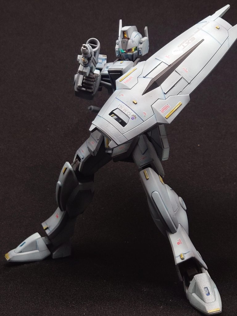 それと同時にシールドに改造を施した事で、持ち方ひとつでスタイリッシュにかっこよくもなれるよう工夫してみました。弱くも強くもみせたい…と相反する加工が難しかったです…。