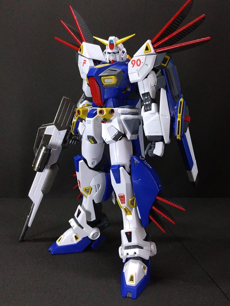 設定画などイラストの関節はライトグレーで描かれていますが、1/100 F90シリーズの完成見本は、黒鉄色が指定されています。その印象が強く残っているのでABSの破損を回避しつつ、色を黒鉄色に近づけるために2号機のフレームを使いました。