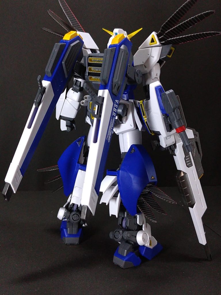 ミッションパックの配色も1/100 F90Vタイプの完成見本を意識したものにしました。背中のスラスターやV.S.B.R.のダクトを黄色に、腰のジェネレーターとサーベルラックをグレーに、放熱フィンやV.S.B.R.の砲身を黒鉄色で塗りました。