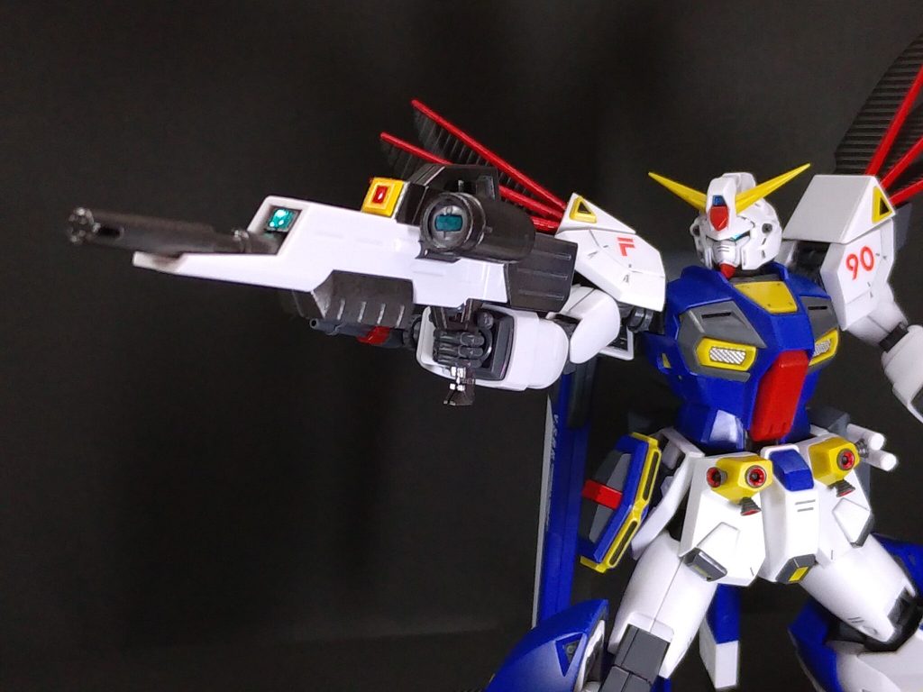 ビームライフルは銃身など本体部分は黒鉄色で塗装。赤いセンサー部分は黄色に塗装してアクセントにしてみました。