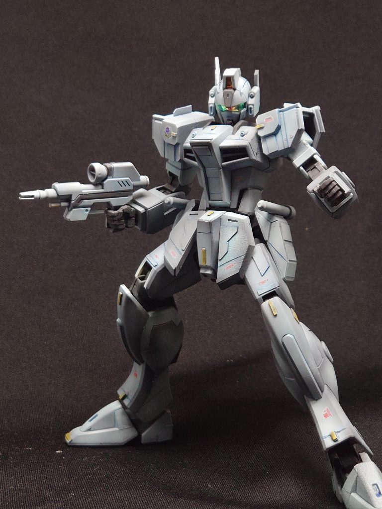 ディテールアップはいつも通りスジ彫りやプラ板とプラ棒の貼りつけ、デカール貼りをメインで行いました。肩部は特に力を入れ、ウイング部分を作成。なるべくカクつかせて力強さを出しました。