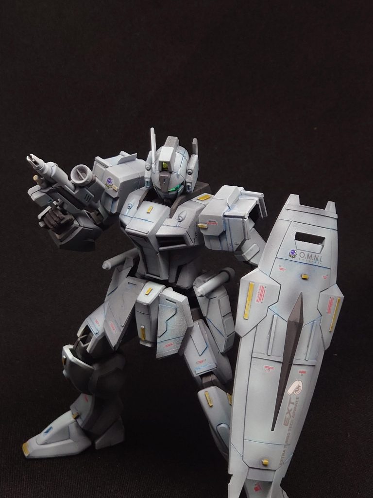 頭部にはプラ棒でアンテナを増設。またゴーグル部分にはハイキューパーツのミラージュシールを貼りつけました。地味めな全体でしたがゴーグル部分がギラギラになることでイメージが変わり、引き締まってかっこよくなりました。