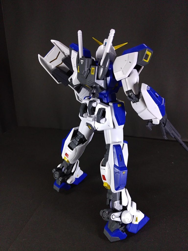 ノーマル状態。ツインアイと額のセンサーはガンダムマーカー メタブルー→ガンダムマーカー クリアー光沢を塗りました。腕や脚の▽は付属のシール。デカールは両肩とシールドのみです。