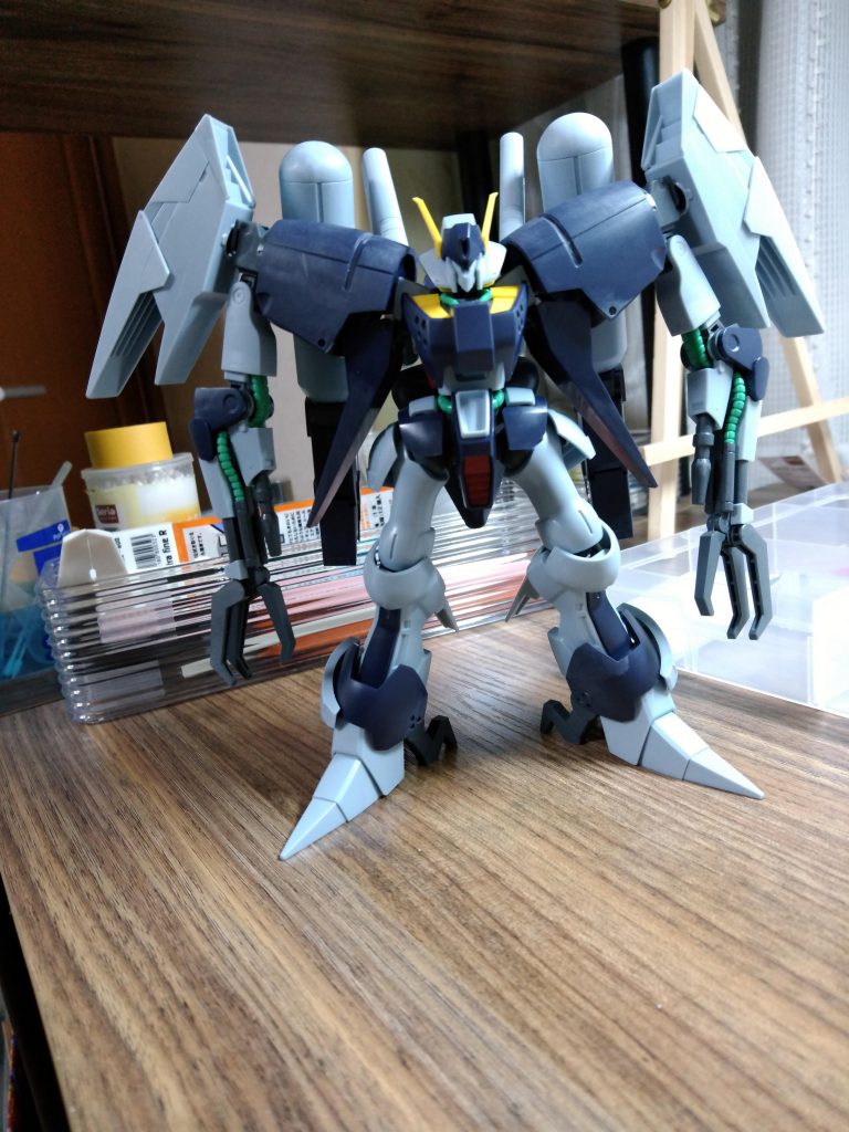 素組み+ドリルで穴開け。胸部は失敗。ちょっと変になったので、パテ埋め後に市販のダクトを貼り付けました。