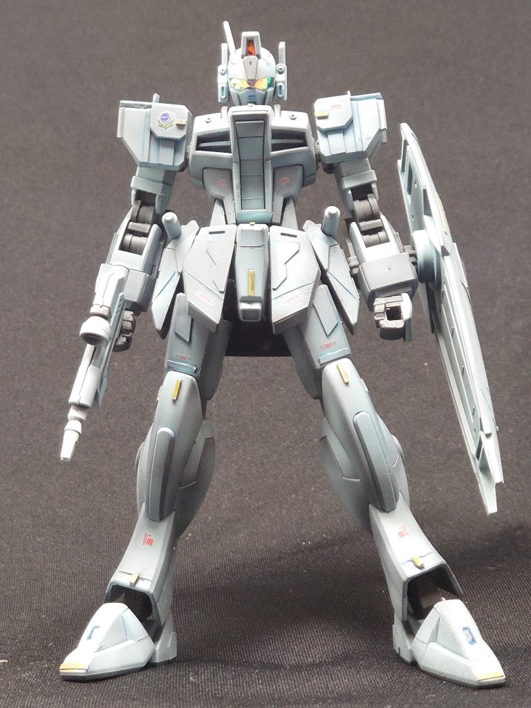 カラーリングはメカサフのグレーと、そこにホワイトをグラデーションするだけの基本二色で。ポイントでイエローを入れてとにかくシンプルに仕上げました。スミ入れは今回既存のスミ入れ塗料を使わずタミヤのエナメル塗料を埋めて使いました。ブルーのモールドかっこいいだろうなぁと試してみましたがうすめ液との比率がなかなか難しくにじんだり等々…まだまだ精進が足りませんでした。