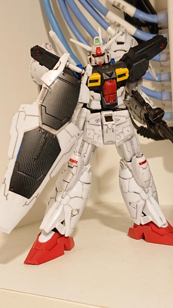 もともと青の部分に缶の黒サフを吹き、乾いてから百均の風呂掃除のネットを押し当てて軍艦色の缶スプレーを吹き付けました。