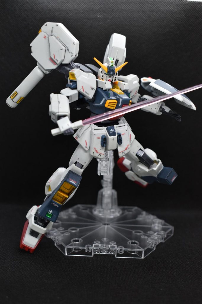 各センサー類はホイールシールの上からUVレジンを流すことによって、よりセンサーぽくさせました。ビームライフルはヘイズル2号機のものをショートバレルからロングバレルに改造。ついてるバズーカはバーザム改のビームライフルをイメージして製作。バズーカは取り外してEパックと差し替え交換も可能にしました。