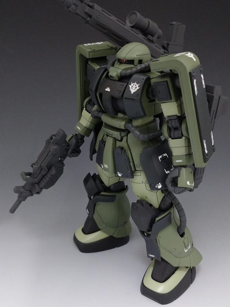 キャノン砲は対艦ライフルに変更しました。シールドにもプラ板で追加してあります。本当はZEONのデカールを貼りたかったのですが手持ちのだとサイズが合わなく断念です。