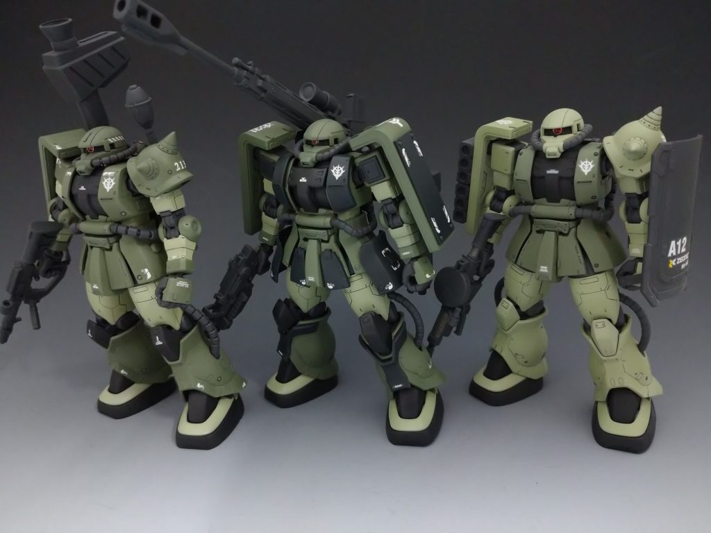 過去作のザクと一緒に撮影。濃い目のカラーリングした方が引き締まった印象になっていいですね。