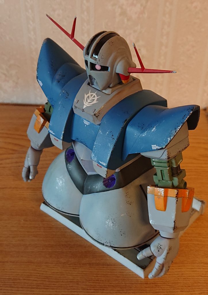 頭はモノアイレールを少し狭くし面取りをしてのぺっと感を解消しました。胸のジオン公国章は小田雅弘氏の神作例のオマージュです。