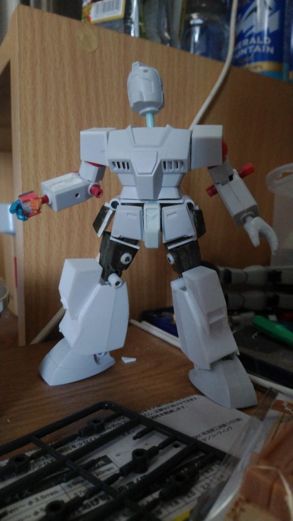 ジムスナイパーが立った！その姿はまるでゾンビ、夜な夜なパーツを求めてさまよう姿が目撃されたとか……肩パーツは旧キットのマラサイから……あっ、もしかしてこれでゼットコン参加いける？……かもしれんけどさすがにやめときます