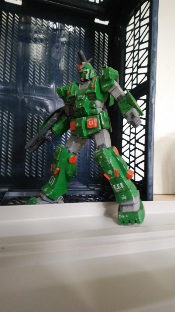 スカートも無可動、足首もほとんど動かない……これが限界中腰です☆