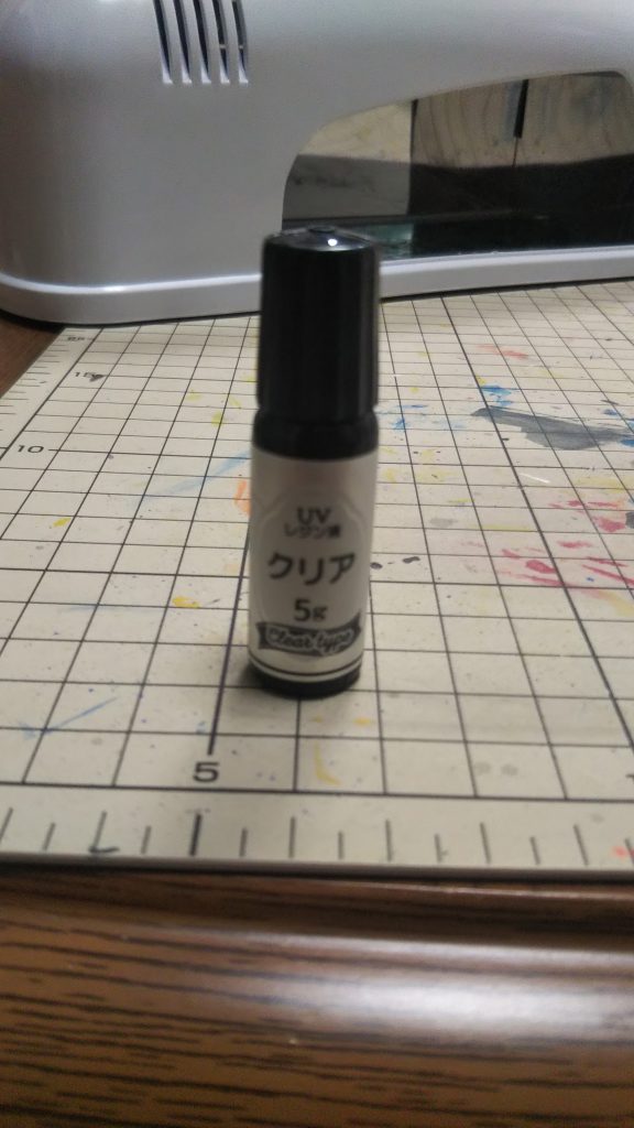 レジン液も100均で購入。