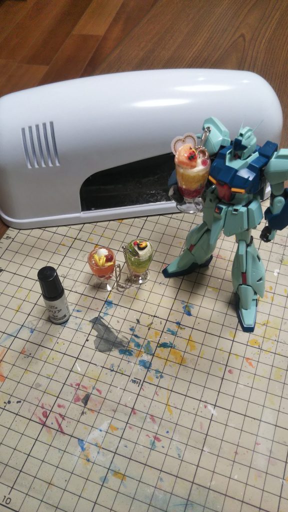 UVライトなどは奥様が趣味でレジン製作してるので借りました(ありがとう嫁❗️)😊ちなみにパフェのミニチュアは奥様の作品です🙇 