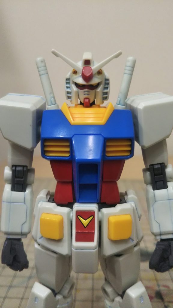 今回は苦手なスミイレをしました。やっぱり苦手です😟老眼の私にはバルカンの部分塗装はツラい❗️ファースト・ガンダムは やっぱカッコいいですね❗️😊本当はリバイブ版ではなく初期のガンダムが欲しかったのですが入手できずリバイブ版を製作しました。今回もリビングの隅っこでコソコソ製作しました💦最後まで御覧いただき ありがとうございました🙇またコメントアドバイスなどあれば頂けると嬉しいです。