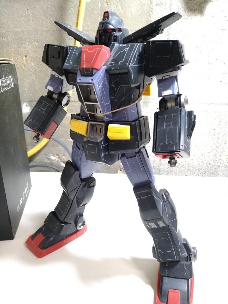 塗装後磨き出しの事を考えて凸モールドを削ってスジボリでライン化。インスタグラムのフォロワー様の情報でBMCタガネの0.6㎜を手に入れることが出来たので0.2㎜と合わせてラインに強弱をつけながらスジボリと後はめが難しそうな部分を先に合わせ目処理をして先に塗装。この頃はひたすらやすりがけの毎日でした。