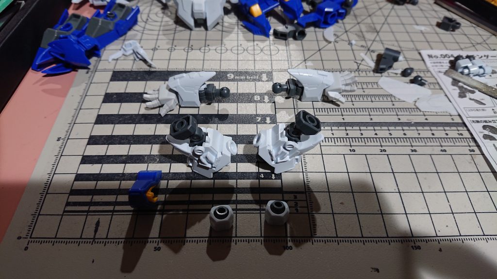 ベースのBB戦士クスィーガンダムにCSフレームを加工取り付けし、等身を少し上げてます。