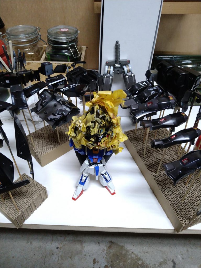 塗分けの成果、HGのZガンダム一機分のマスキング。