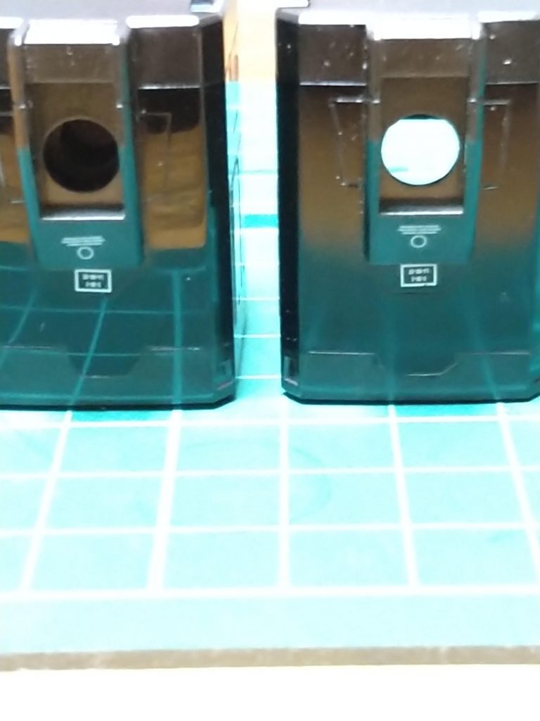 スジボリ堂のシステムコンパウンドで磨き上げ右が基本塗装で左が中目まで磨いた後。以前マラサイをキャンディ塗装したとき墨入れのふき取りに苦戦したので今回は中目まで磨いて墨入れ後に最終番手で磨いたところとても楽でした。鏡面仕上げは初めてだったのでこんなに時間かけてうまくいくのか不安でしたが一つ一つのパーツがピカピカになっていく様は今までの苦労が報われる作業でした。  