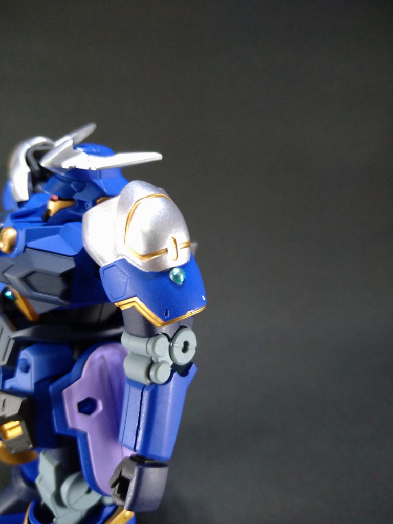 肩装甲に魔法石を埋め込んでいます。魔法石は、ハイキューパーツさんのグリーンドームです。