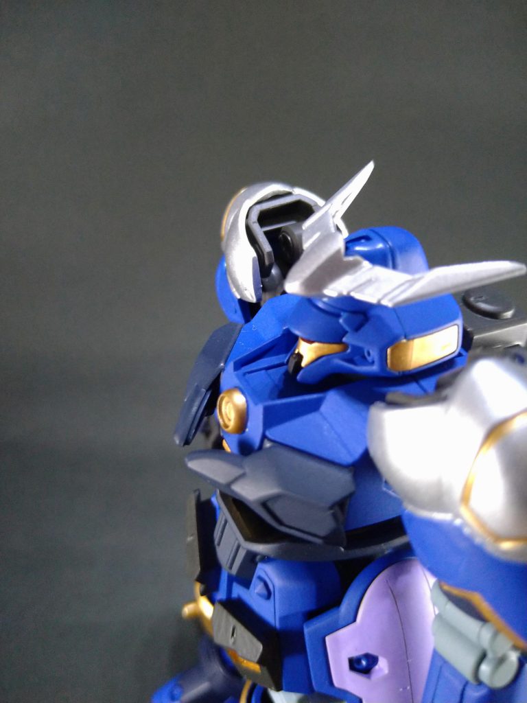 内蔵武器として、胸部に魔力放出孔を設置。