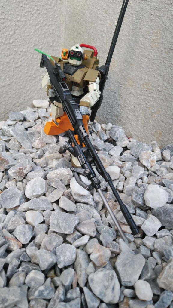 ヘイズル風の大きな膝のおかげで狙撃ポーズも難なくいけます。狙撃銃の先端にパイルバンカーを取り付ける酔狂なデザインがポイント