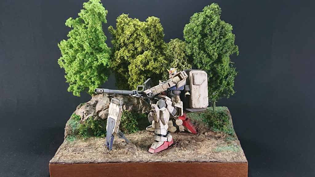 ジオラマ全景木製の台座の上にコルクボードと石粉粘土で地形を作っています。木は自作及び既製品を使用しています。