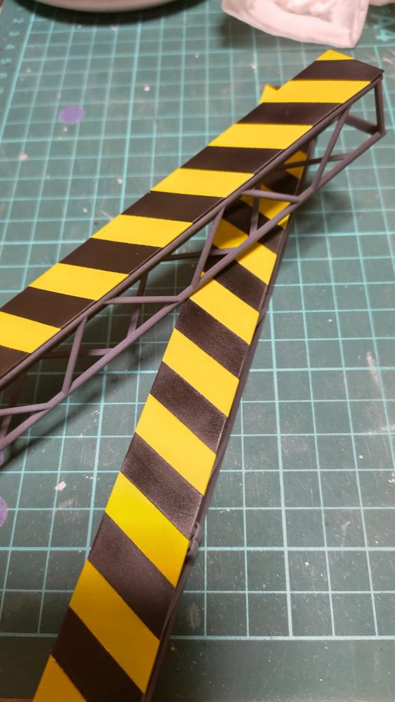 プラ板にマスキング塗装で仕上げてます