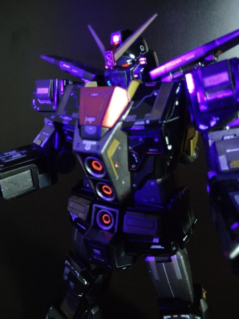 最後にカメラアイやセンサーメガ粒子砲の排出部に蛍光塗料を塗ってUVライトでお手軽に発色。ラッカー塗料なので苦戦しましがエナメルの蛍光カラーもあったんですね。次からはもう少し綺麗に塗れると思います。最後までご覧いただきありがとうございました。