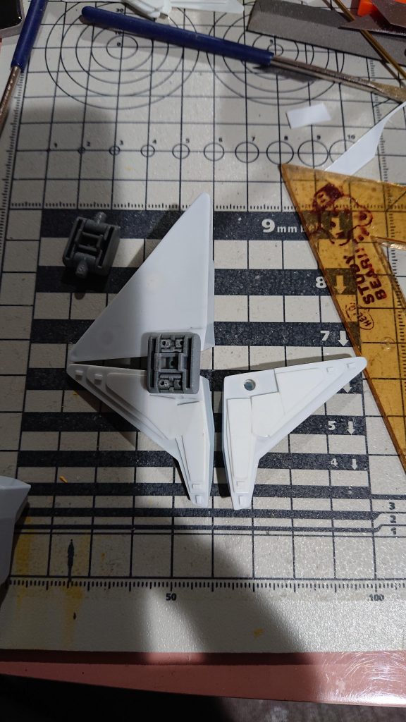 肩装甲の裏打ちを兼ねて、ミノフスキークラフトのディテールをプラ板にて追加しました。