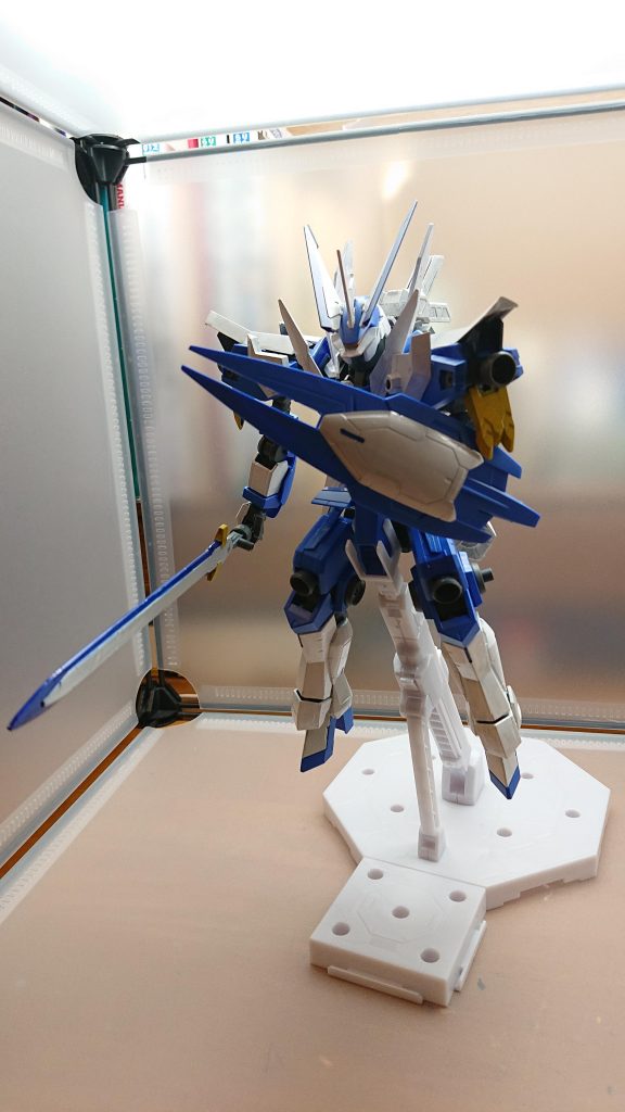 シールドは防御だけでなく物理攻撃でも使用が可能さらに機体の装甲は通常のグレイズよりも頑丈で通常の火器ではたいしたダメージにならない