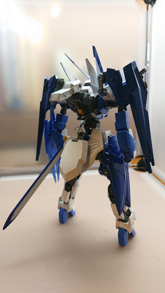 操縦しているパイロットはバエルアンギルのパイロットの兄つまり防衛軍のある王国の第一王子である実力と高い指揮能力を持っており妹である姫を大切に想っている反面選ばれた人間にしか操ることができないバエルアンギルを操縦する彼女に微かな嫉妬心を抱いている