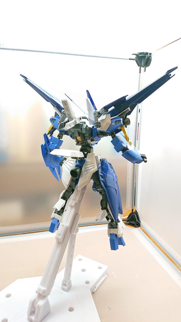 背面には複数のブースターとバーニアが搭載されている