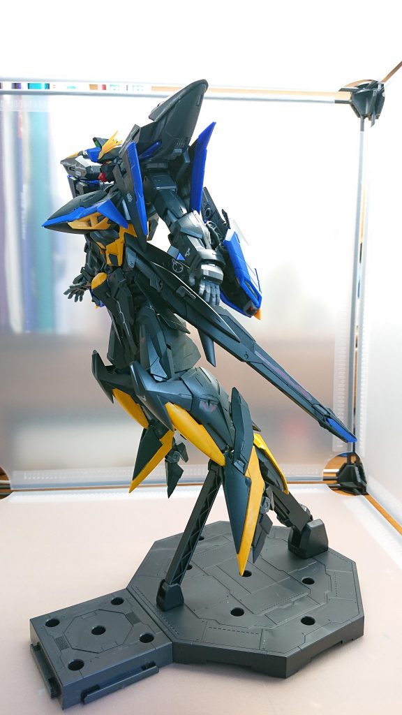 最後にMS形態でゆっくり飛行する感じの写真どうにか購入して製作出来ました装甲のランナーごとサフと紺色のカラースプレーを使用したことで上手く纏まりました黄色のパーツもサフをした後筆塗装をしたのですがやっぱりまだまだ未熟ですちなみにトップコートは光沢を使用結果個人的に滅茶苦茶カッコいい機体に仕上がりましたちなみにプレバンのマニューバストライカーもこの機体に合わせた塗装をする予定なのでお楽しみに