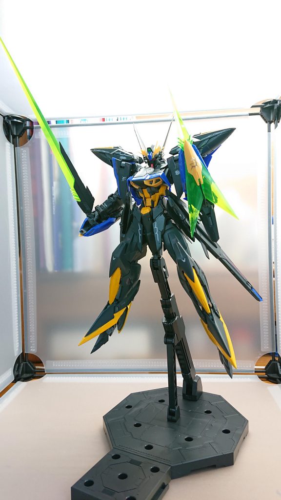 72式ビームサーベルとビームシールドの攻防一体の戦闘スタイル