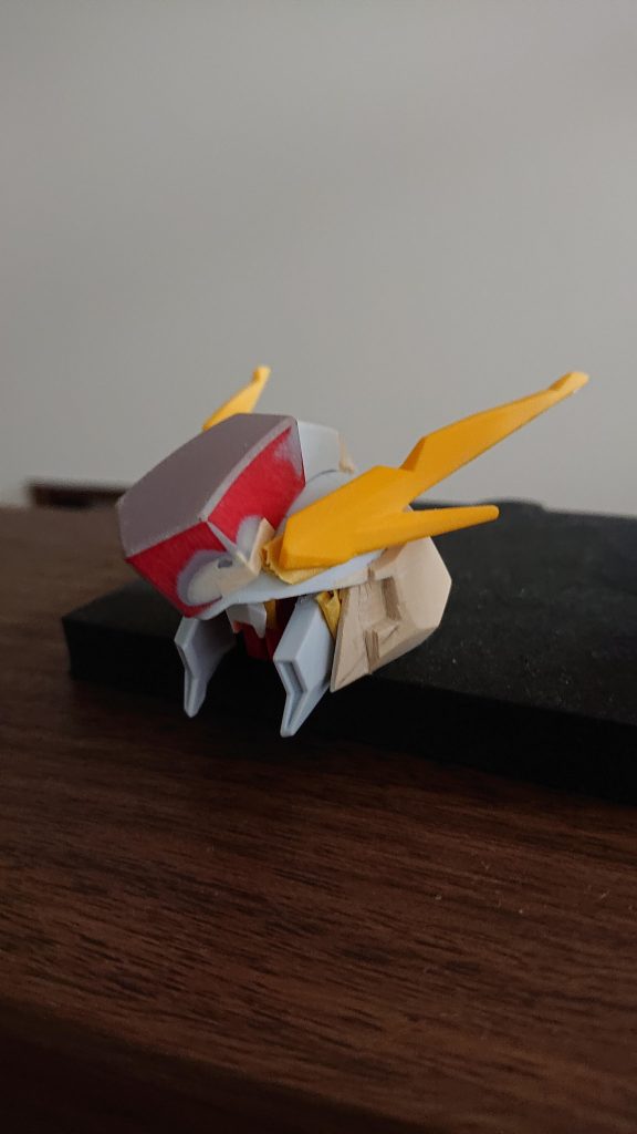 頭部はほぼ作り直し、顔はSDデステニーガンダムとエクシアを一部流用加工しております。  