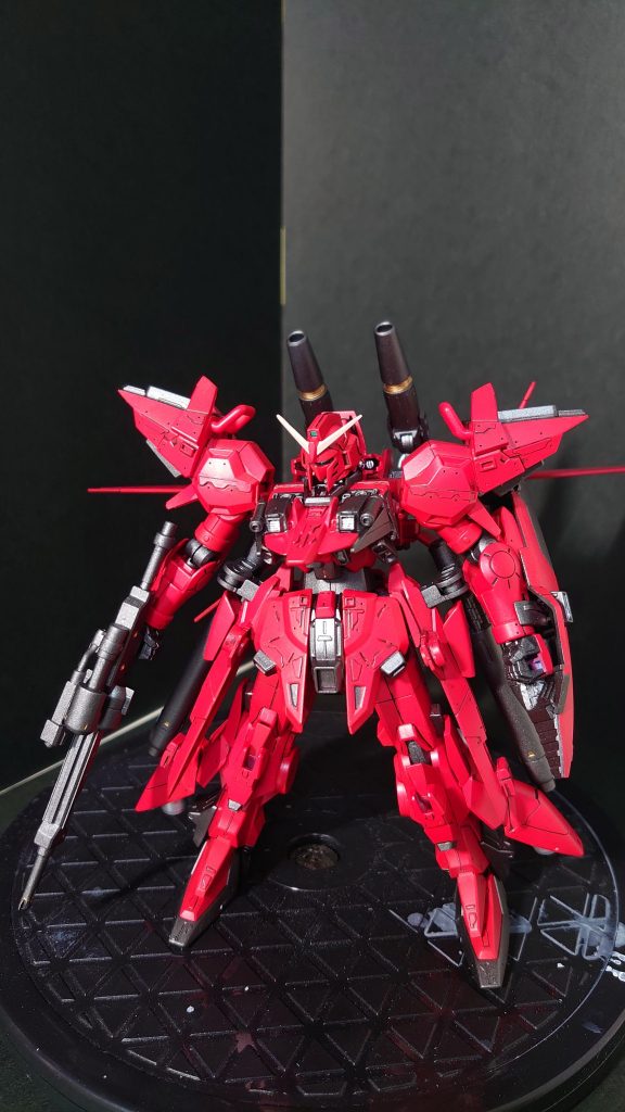 肩パーツはジャンクパーツでミキシングして、バーニアで穴埋めしたりしてます。サイドアーマーにキャノンを追加してみたりもしています。脚部にもバーニア追加で、ビュンビュン飛び回ります。