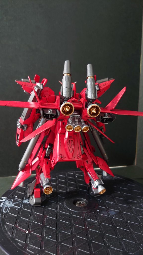 バックパックを昔のIWSPから流用して、ゲルググの余りパーツになった三連バーニアも追加しています。