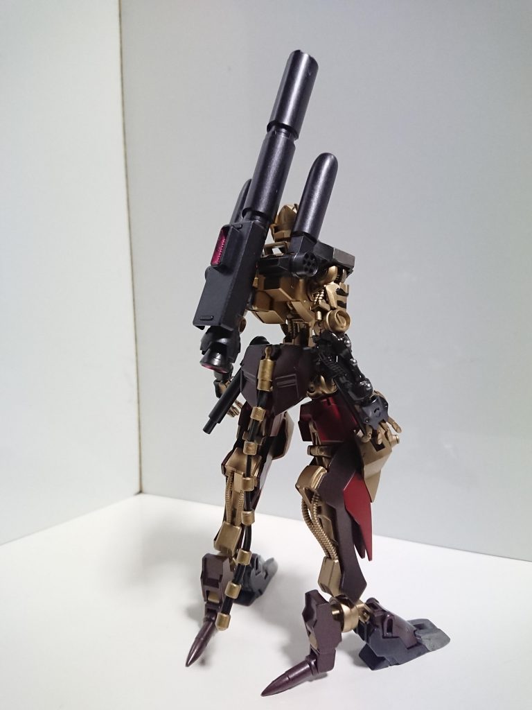 背面尾はイヤホンのコードを壽屋のパーツで装飾しボールデンで接続してます。