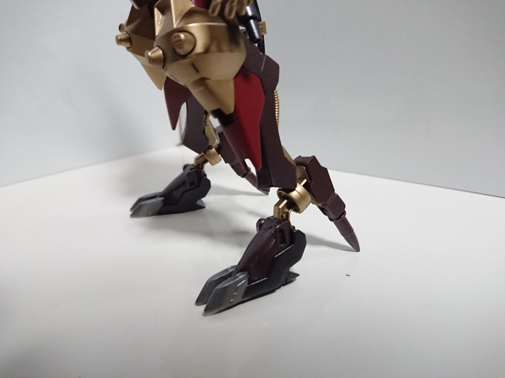 あんまり目立たないですが踵をパイルバンカーみたいにしてます。