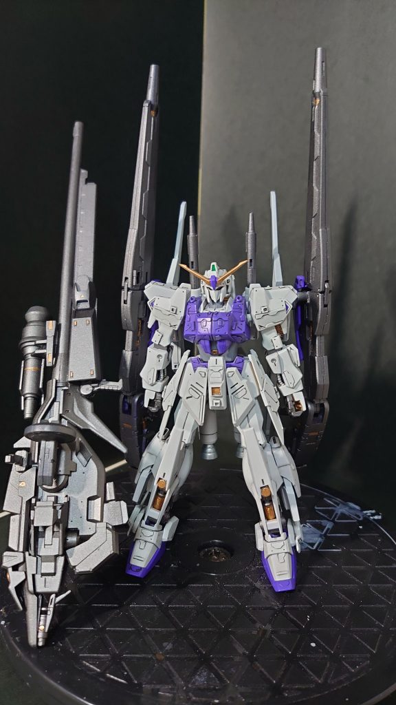 バックパックをmkⅢから流用して、更にバインダーをミキシングして、ハイメガランチャーの試作タイプを装備しています。アムロ試作機なので、アンテナは追加しています。