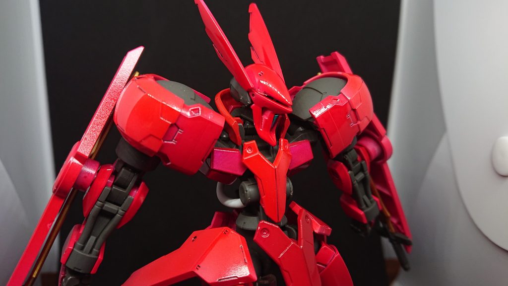 色は2色をベース2色変えて塗ってます基本はフィニッシャーズのディープレッド+ピンクサフ肩外装などはガイアさんのブライトレッド+ピンクサフボディ周りのフレームはディープレッド+シルバー襟はブライトレッド+シルバーとある赤いMSには何が一番合うかの実験でしたがこの塗り分けは試して よかったのかなぁと