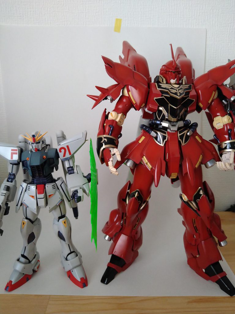 両方ともMGですよね、、B社さま、歴代ガンダムの大きさ比較をしたい為、MG クスィーG　2万円以内で、おまけのフィギュアは浜辺に座るスーツ姿でお願いします。