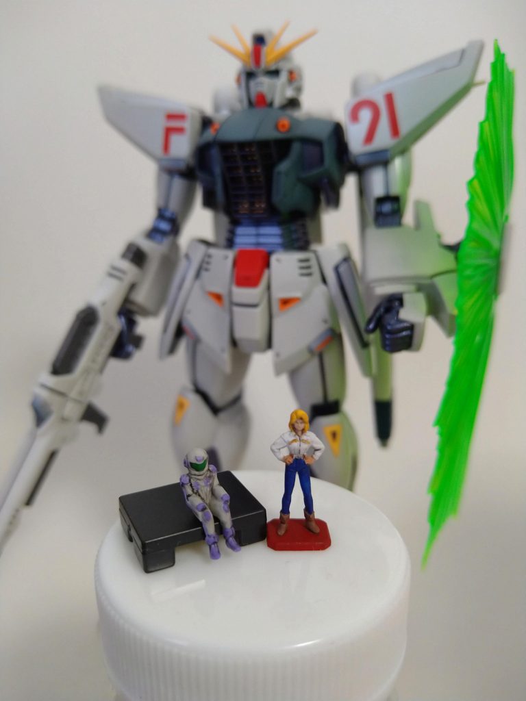 シーブック　「F91のパイロットは僕なのに、何で立ちポーズのおまけがセシリーなんだよ！」セシリー　「機械科のあなたに、そんなに馴れ馴れしくされる事は無いでしょ！」シーブック　「どうせなら、ベラ・ロナの軍服姿とか、コンテストのドレス姿とかにすれば良いのに、よりによって何で避難した時の格好なんだよ！」セシリー　「機械科のあなたに、そんなに馴れ馴れしくされる事は無いでしょ！」シーブック　「俺の立ちポーズを手に入れるにはver1.0を探さなきゃいけない、、、でも、ダメだ！セシリー返事をしてくれ！」セシリー　「機械科のあなたに、そんなに馴れ馴れしくされる事は無いでしょ！」ドワイト・カムリ　「セシリーーー・フェアーーチャーイルド！！」