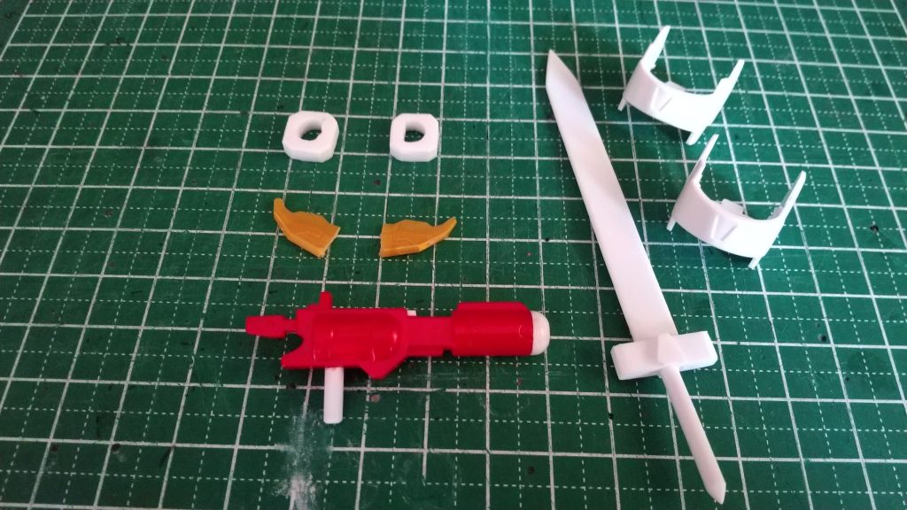 ツイッターにアップした画像左側が今回 自作したパーツとボツになったパーツ(カットしたパーツ)と次回 製作予定のナイト系(SD)